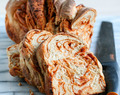 Kierreleipä aurinkokuivatuilla tomaateilla | Sundried tomato swirl bread