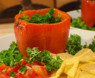 Jauhelihatäytteiset paprikat salsan kera