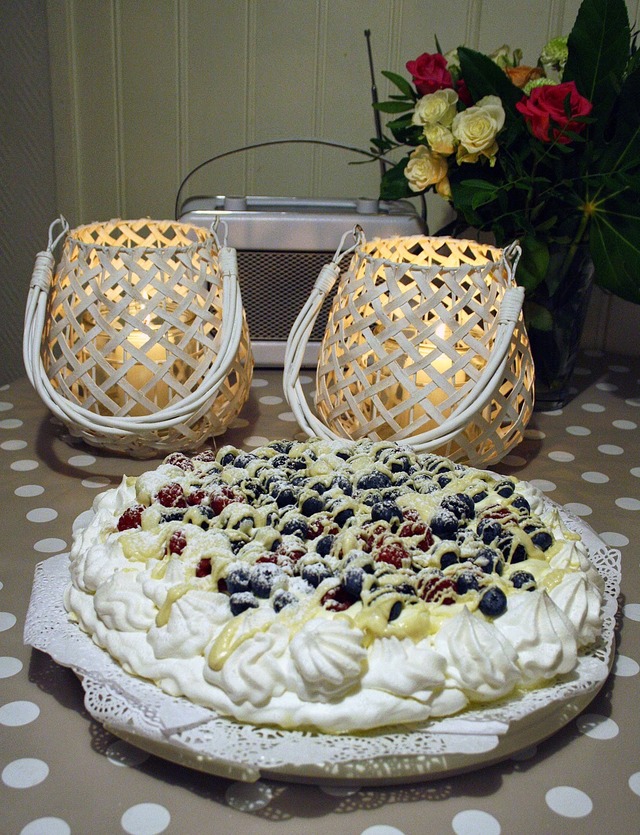 Pavlova-kakku marjoilla ja valkosuklaaraidoilla