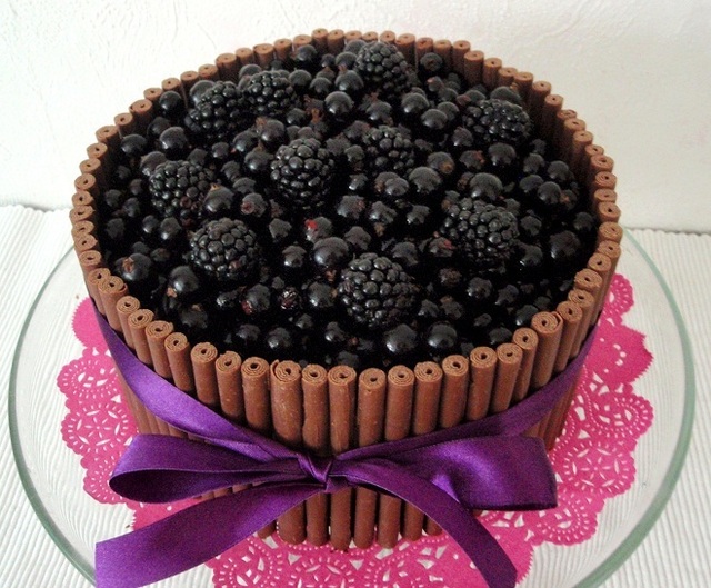 Mustaherukka-vaniljakakku / black currant and vanilla cake