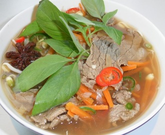 Pho (vietnamilainen naudanliha-nuudelikeitto)