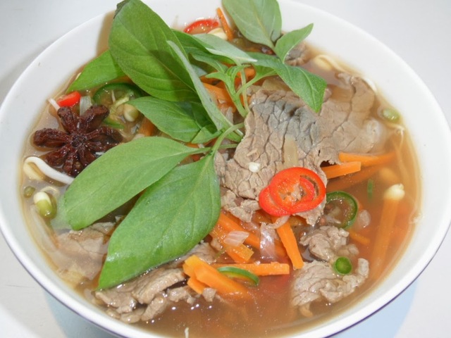 Pho (vietnamilainen naudanliha-nuudelikeitto)