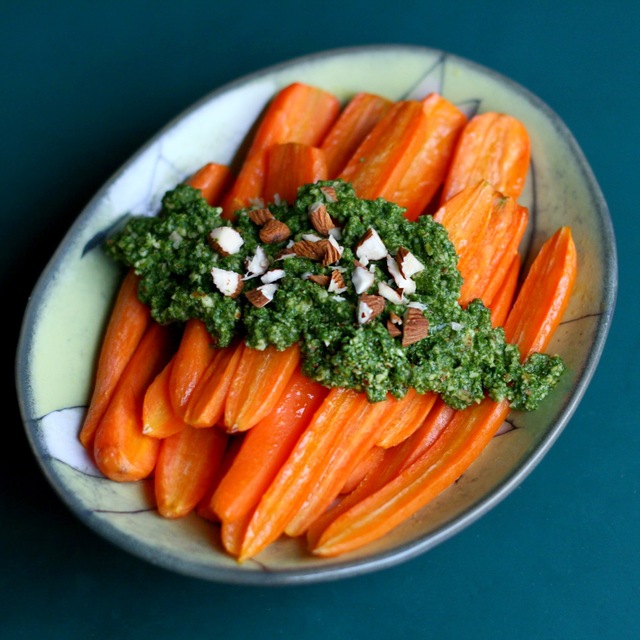 Talviruokaa: hunajapaahdetut porkkanat rakuuna–manteli-pestolla