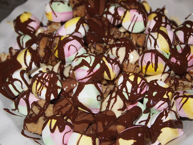Suklaa-pähkinä-vaahtokarkki-yllätys.