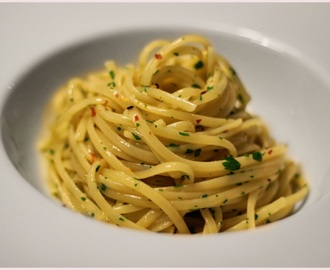 Spaghetti "ajo, ojo e peperoncino" - Simppeli valkosipuli-chilipasta