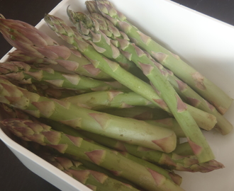 Parsaa ja hollandaisekastiketta/Asparagus with hollandaise sauce