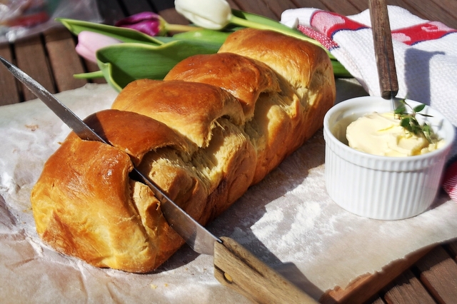 Maistuisiko ihanan rapeakuorinen ja kuohkea leipä?  Helppo ja mukaeltu hokkaidon leipä.