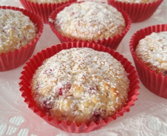Punaherukka-kauramuffinit / Red currant and oat muffins