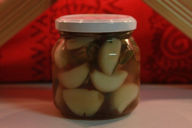 Rosemary Garlic In a Jar (Rosmariinikynsiä purkissa)