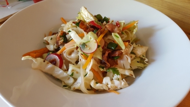 Mausteinen kaali-nuudelisalaatti – spicy noodle salad with cabbage