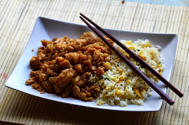Broileria Kantonin tapaan ja paistettua riisiä