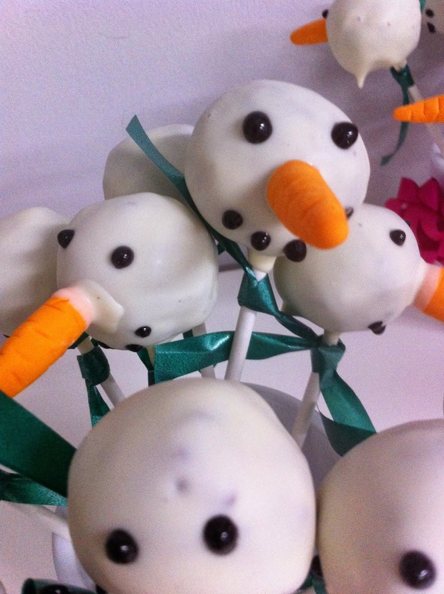 Lumiukko cake popsit / Snowman cake pops