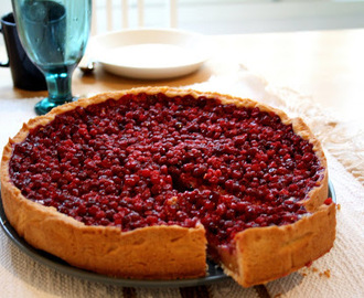 Puolukka- & kinuskipiirakka / caramel & lingonberry pie