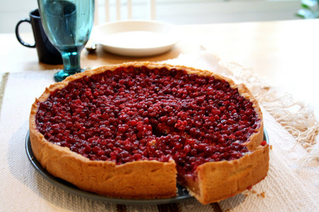 Puolukka- & kinuskipiirakka / caramel & lingonberry pie