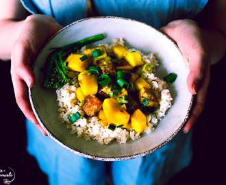 Tofu-mangocurry kookosriisillä