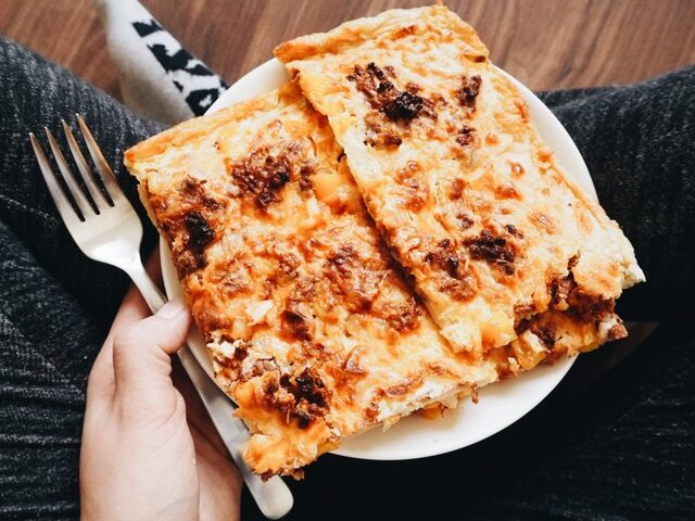 Maukas jauheliha-pizzapannari – täydellistä perjantairuokaa!
