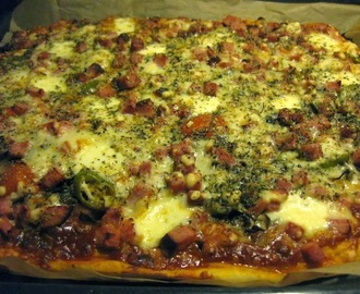Kinkku-mozzarella-suppilovahveropizza