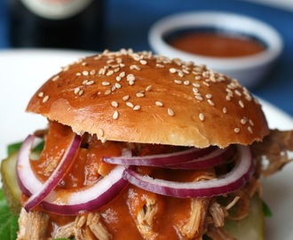 "Pulled pork burger" ja tulista Monkeygland-kastiketta