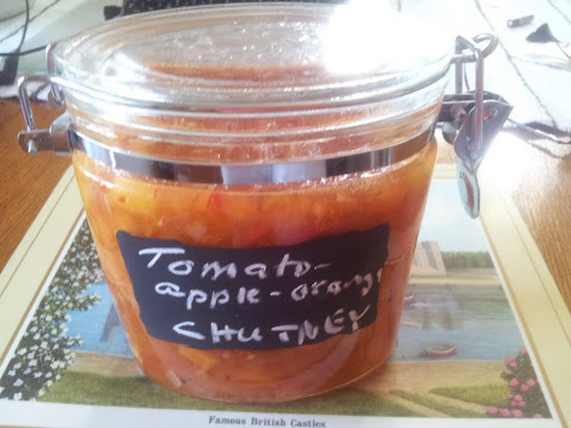 Tomaatti-omena-appelsiinichutney