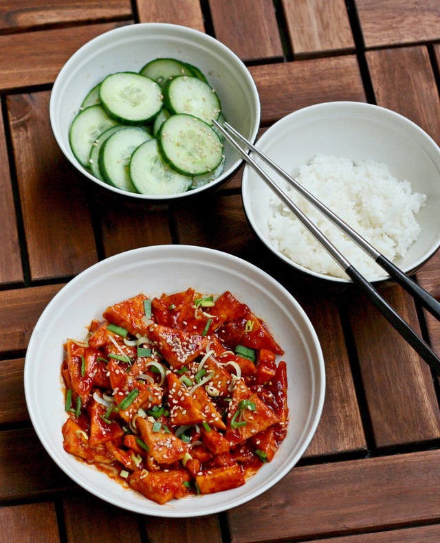 Korealaisittain maustettua tofua ja seesamikurkkuja + näin paistat tofun täydellisesti