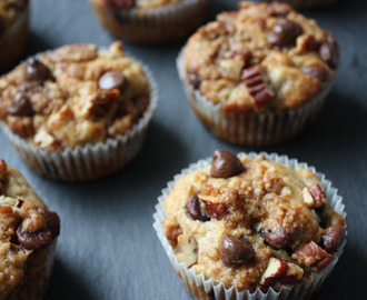 Banaani suklaa muffinssit pekaanipähkinä streuselilla