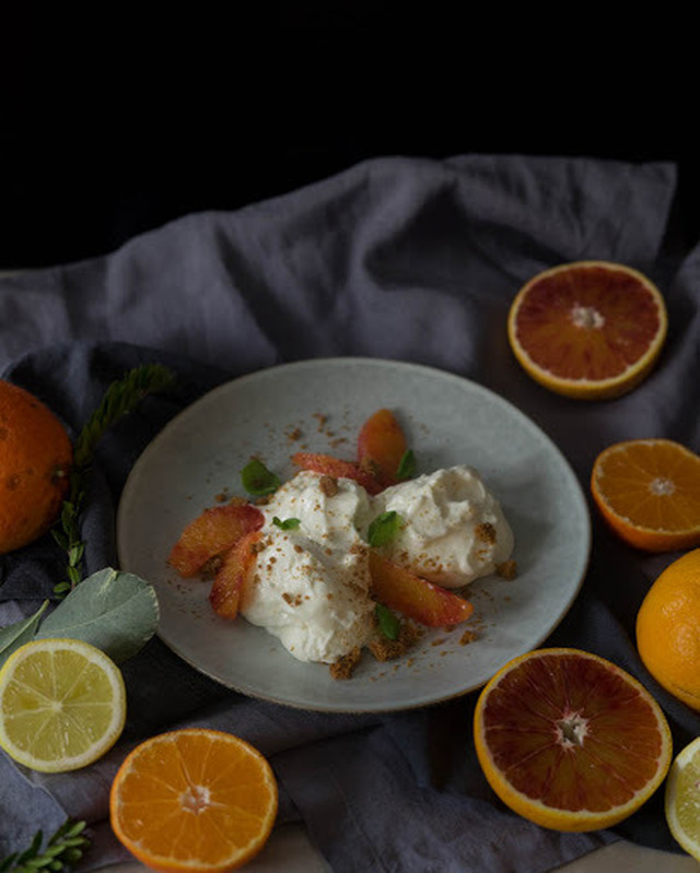 Vuohenjuusto panna cotta veriappelsiineilla