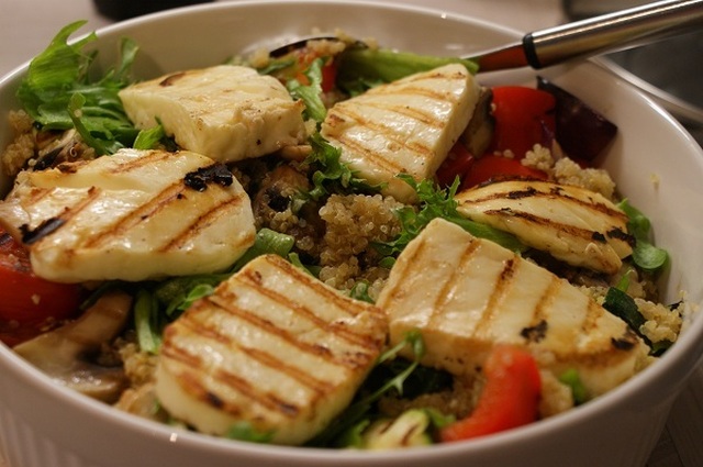 Ruokaisat salaatit: Halloumsalaatti grillatuista kasviksista ja quinoasta