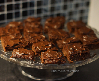 Poikien maidoton, gluteeniton ja sokeriton synttäribrownie