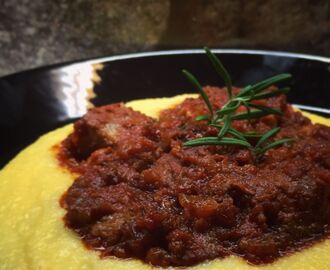 SCOTTIGLIA CON POLENTA ALLA SPIANATORA (lihaa ja polentaa Antonio Carluccion ohjeella)