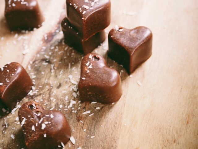 Terveellinen suklaa-maapähkinävoifudge