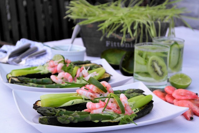 Kevään vihreä nautinto, parsaa kesäkurpitsaveneissä, avokadomoussea ja kuorittuja katkarapuja