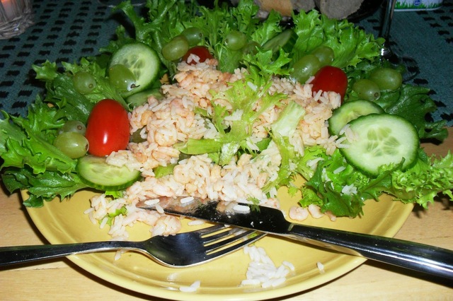 Marinoituja katkarapuja riisin ja salaatin kera