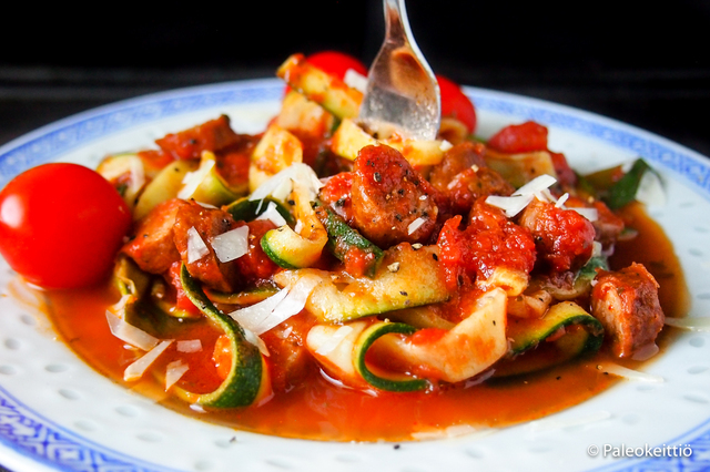 Kesäkurpitsapasta mausteisessa tomaattikastikkeessa – Valmista vartissa!