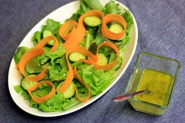 Yksinkertainen salaatinkastike