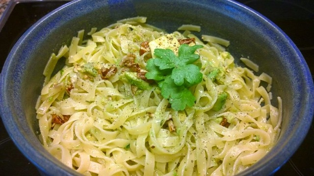 Avocado-valkosipulipasta