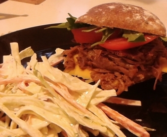 Nyhtöpossua burgerissa/Pulled pork burger