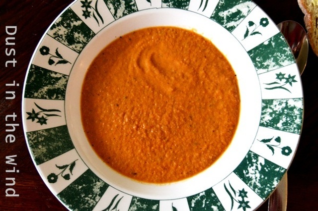 Zuccini-tomaatti-keitto