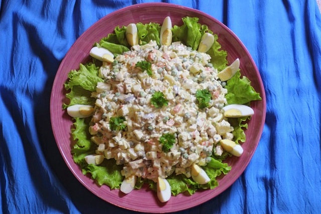 Pääkaupungin salaatti - salat stolitsnyi - salade olivier - venäläinen salaatti