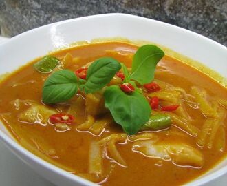 KAENG PHET PLA KUP NAW MAI, thaimaalainen punainen curry kalalla ja bambunversoilla