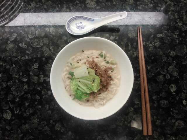 Japanilainen tantan men (担々麺): nuudeleita, kaalia ja lihaa seesamiliemessä