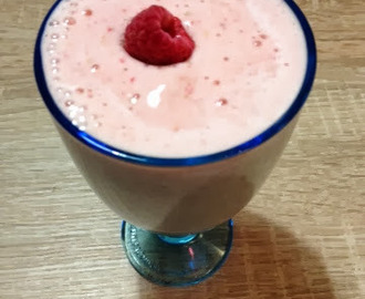 Mansikka-raparperi -smoothie