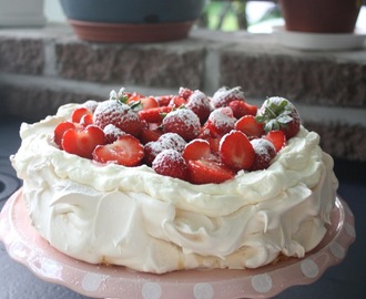 Pavlova tuoreilla mansikoilla