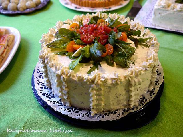Time for cake! - synttäreiden tomaattinen kasvisvoileipäkakku