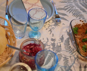 Pieteetillä valmistetut pitat - täytteenä nyhtökaritsaa, Bbq-kastiketta, coleslawta ja punasipulihilloketta