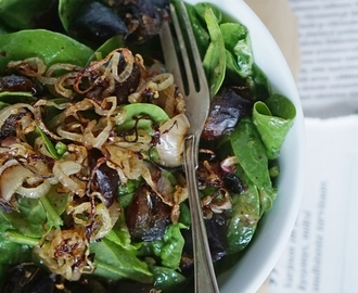 Mehevä pinaatti-taatelisalaatti / Juicy spinach salad with dates
