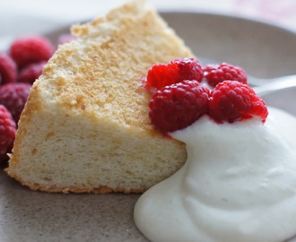 Angel food cake eli valkuaisista tehty kakku