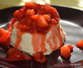 Panna cotta senza gelatina con salsa di fragole - pannacotta ilman liivatetta mansikkasalsalla