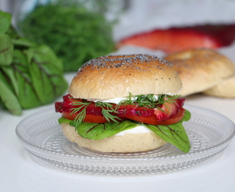 Bagelit ja punajuuri-graavilohi