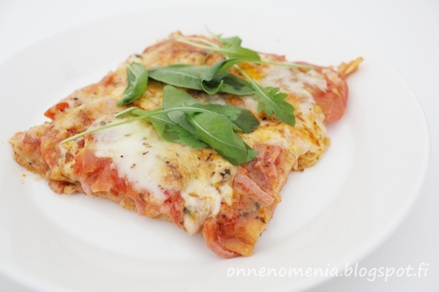 Helppo kinkku-tomaatti-mozzarella- pizza