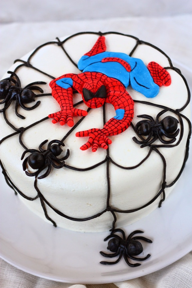 Spiderman-kakku punaherukka-mansikkatäytteellä ja suklaakakkupohjalla